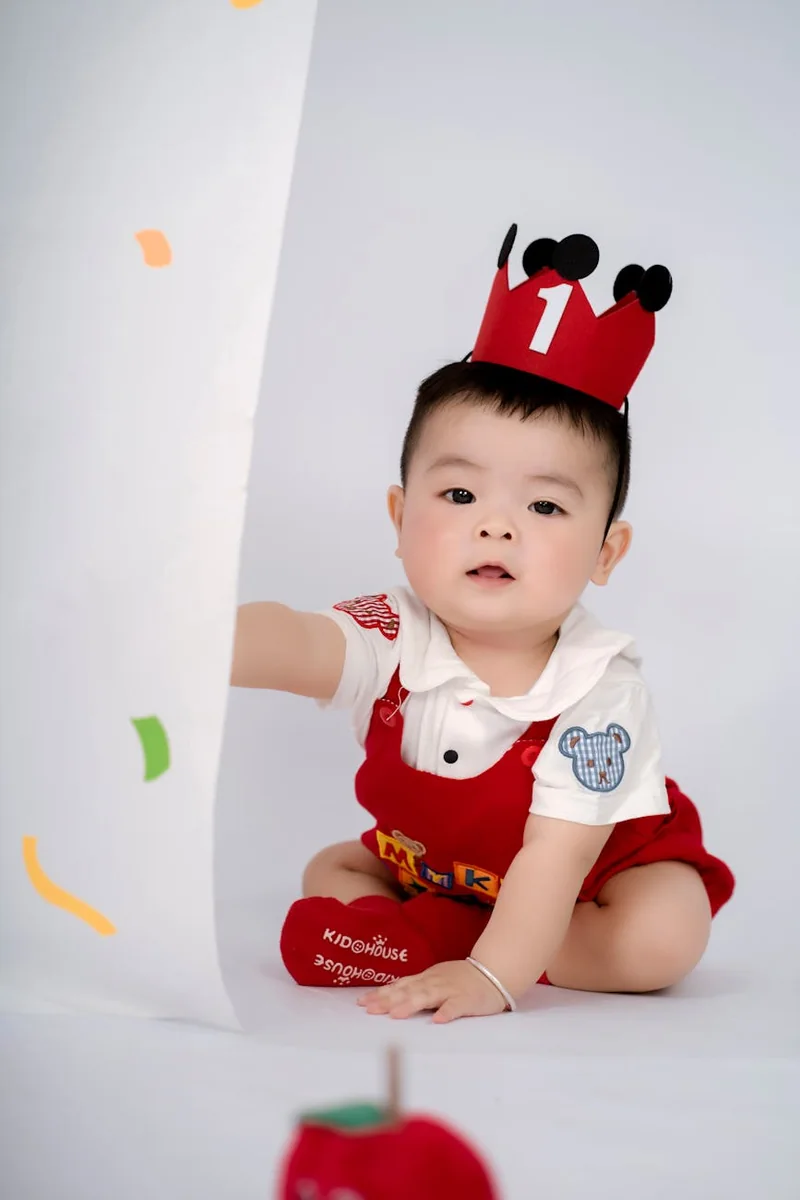 企业宣传片拍摄现场，导演与摄像师正在调试机位